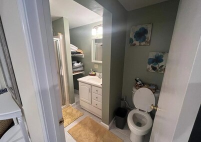 Adorable in-law studio w/private entrance-Minutes to downtown, 5 miles to beach!