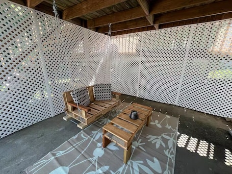 テラス / パティオ. Adorable in-law studio w/private entrance-Minutes to downtown, 5 miles to beach!