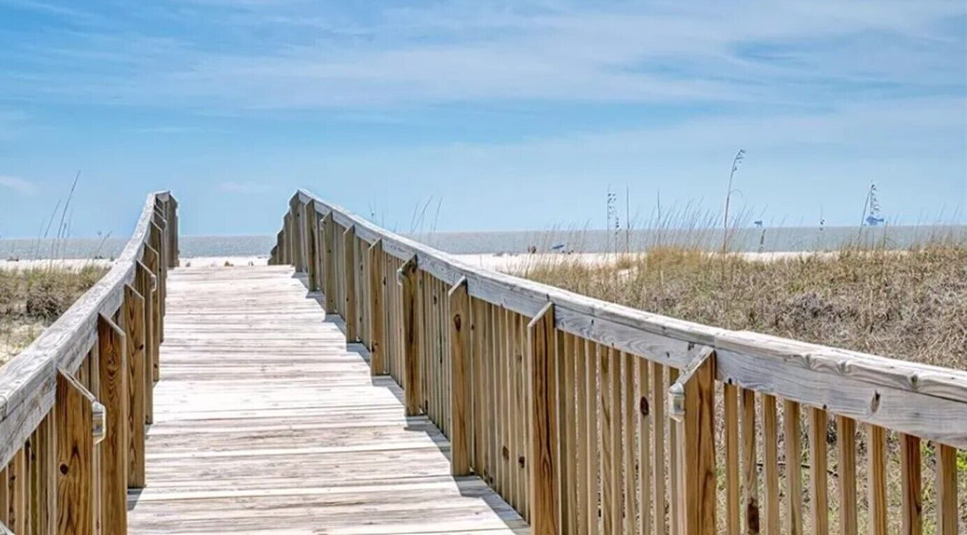 En la playa, camastros y toallas de playa 