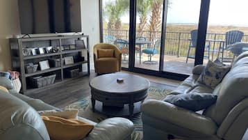 Smart-TV, Tischtennisplatte, Bücher, Computerbildschirme