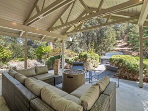 Terrace/patio - Sleeps 30 - Spacious - 3 Houses on 40 acres - Hot Tub - Game Room (Ahwahnee)