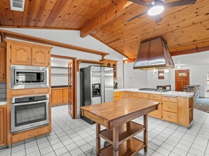 Fridge, microwave, oven, stovetop - Sleeps 30 - Spacious - 3 Houses on 40 acres - Hot Tub - Game Room (Ahwahnee)