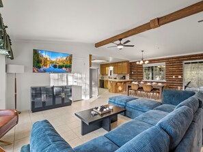 TV connectée, cheminée, jeux vidéo, table de tennis de table