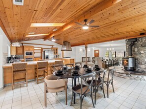 Dining - Sleeps 30 - Spacious - 3 Houses on 40 acres - Hot Tub - Game Room (Ahwahnee)