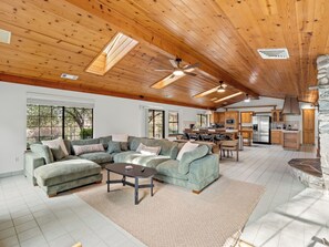 Smart TV, fireplace, video games, table tennis - Sleeps 30 - Spacious - 3 Houses on 40 acres - Hot Tub - Game Room (Ahwahnee)