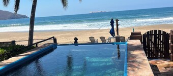 Private bungalow on the beach with WiFi and AC in Playa Blanca, Zihuatanejo