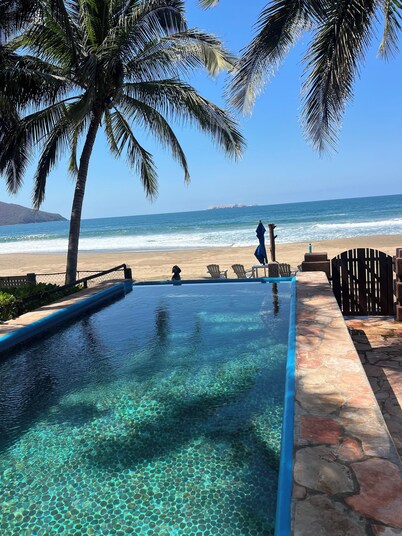 Private bungalow on the beach with WiFi and AC in Playa Blanca, Zihuatanejo