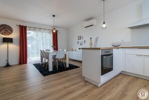 Refrigerador, microondas, lavavajillas y periquera 
