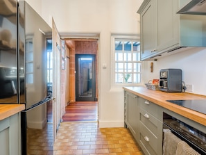 Een vaatwasser, een kinderstoel