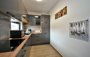 Frigorífic, forn, rentaplats i cafetera i tetera