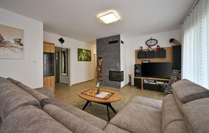 TV connectée, cheminée, table de tennis de table