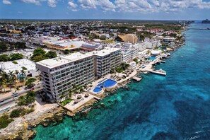 Exterior - 7th-Floor Oceanfront Gem: 3BR/3BA, Dive Pier & Walk to Town! (Cozumel)