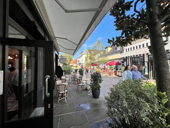 Outdoor dining - New Apartment Panoramic view Disneyland Paris - 8 PAX, 2 garages (Serris)