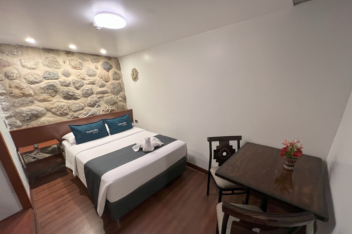 Habitación Confort, baño privado | Escritorio, espacio para trabajar con laptop y insonorización