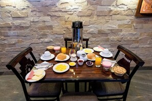 مكتب ومساحة عمل للكمبيوتر المحمول وتجهيزات عازلة للصوت وواي فاي مجانًا