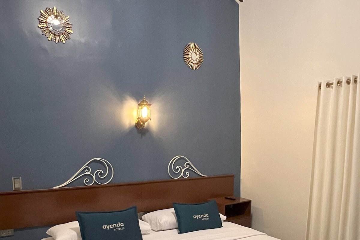 Habitación Deluxe, 1 cama King size, baño privado | Escritorio, espacio para trabajar con laptop y insonorización
