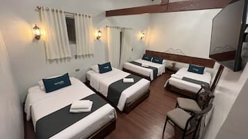 Habitación familiar, balcón, vista a la ciudad | Escritorio, espacio para trabajar con laptop y insonorización