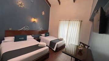 Habitación Confort, baño privado | Escritorio, espacio para trabajar con laptop y insonorización