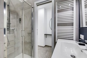 Shower, hair dryer, bidet, towels
