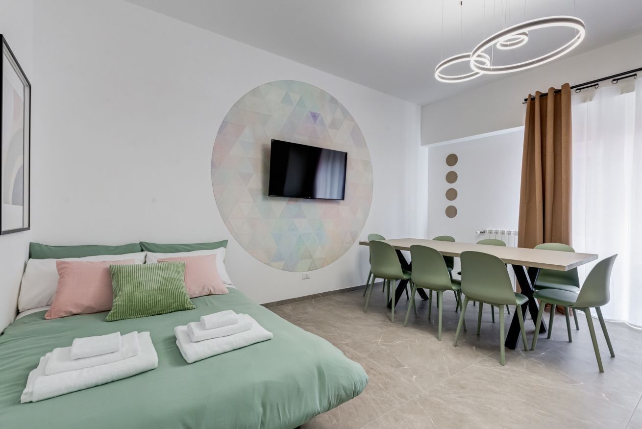 3 chambres, bureau, fer et planche à repasser, lit de bébé portatif