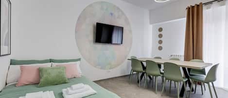 3 chambres, bureau, fer et planche à repasser, lit de bébé portatif