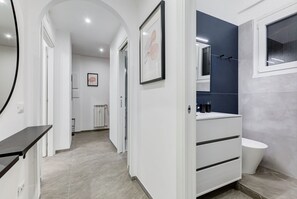 Shower, hair dryer, bidet, towels