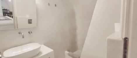 Habitación básica | Baño | Regadera, amenidades de baño gratuitas, secadora de cabello, toallas