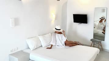 In-room safe, soundproofing, free WiFi, bed sheets
