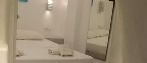 Quarto básico | Cofres nos quartos, quartos à prova de som, Wi-Fi de cortesia