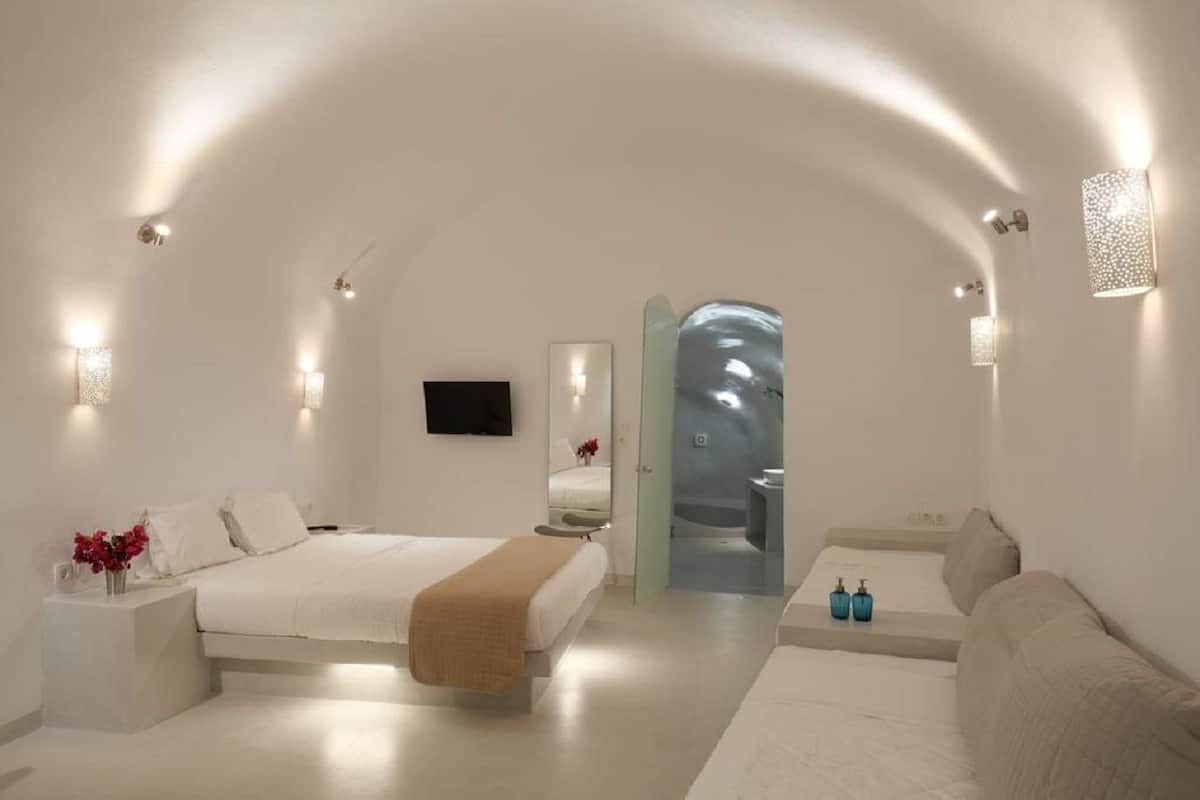 Quarto quádruplo superior | Cofres nos quartos, quartos à prova de som, Wi-Fi de cortesia