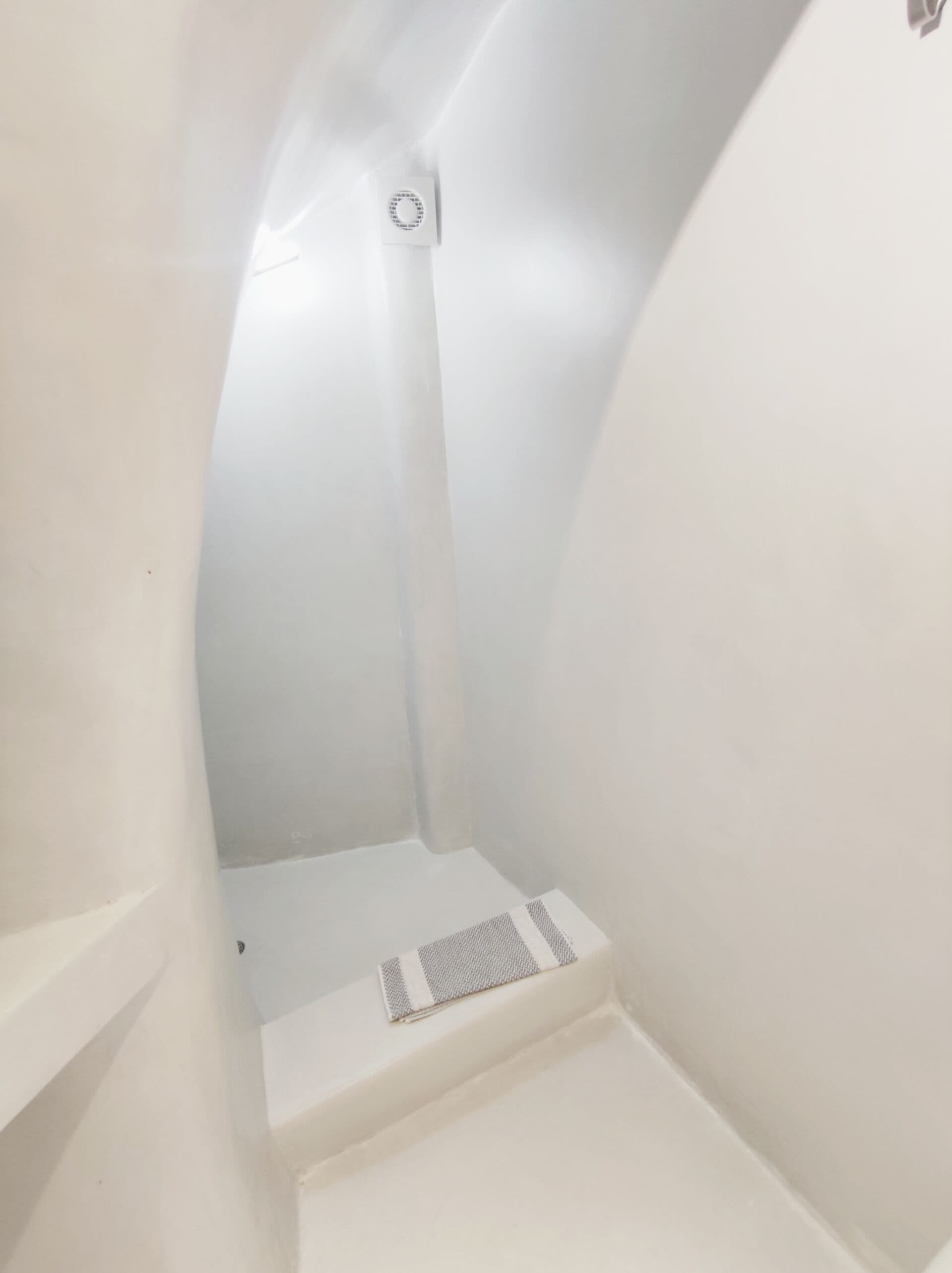 Habitación básica | Baño | Regadera, amenidades de baño gratuitas, secadora de cabello, toallas 