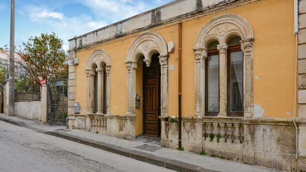 A yellow building with three arched windows and a wooden door. - Awesome home in Siracusa with WiFi (Siracusa)