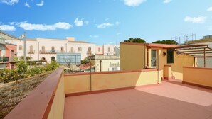 A rooftop terrace with a view of neighboring buildings, a pergola, and a small garden area. - Awesome home in Siracusa with WiFi (Siracusa)