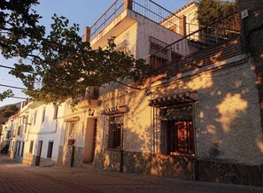 Exterior - A balcony overlooking the Sierra Nevada. (Acequias)
