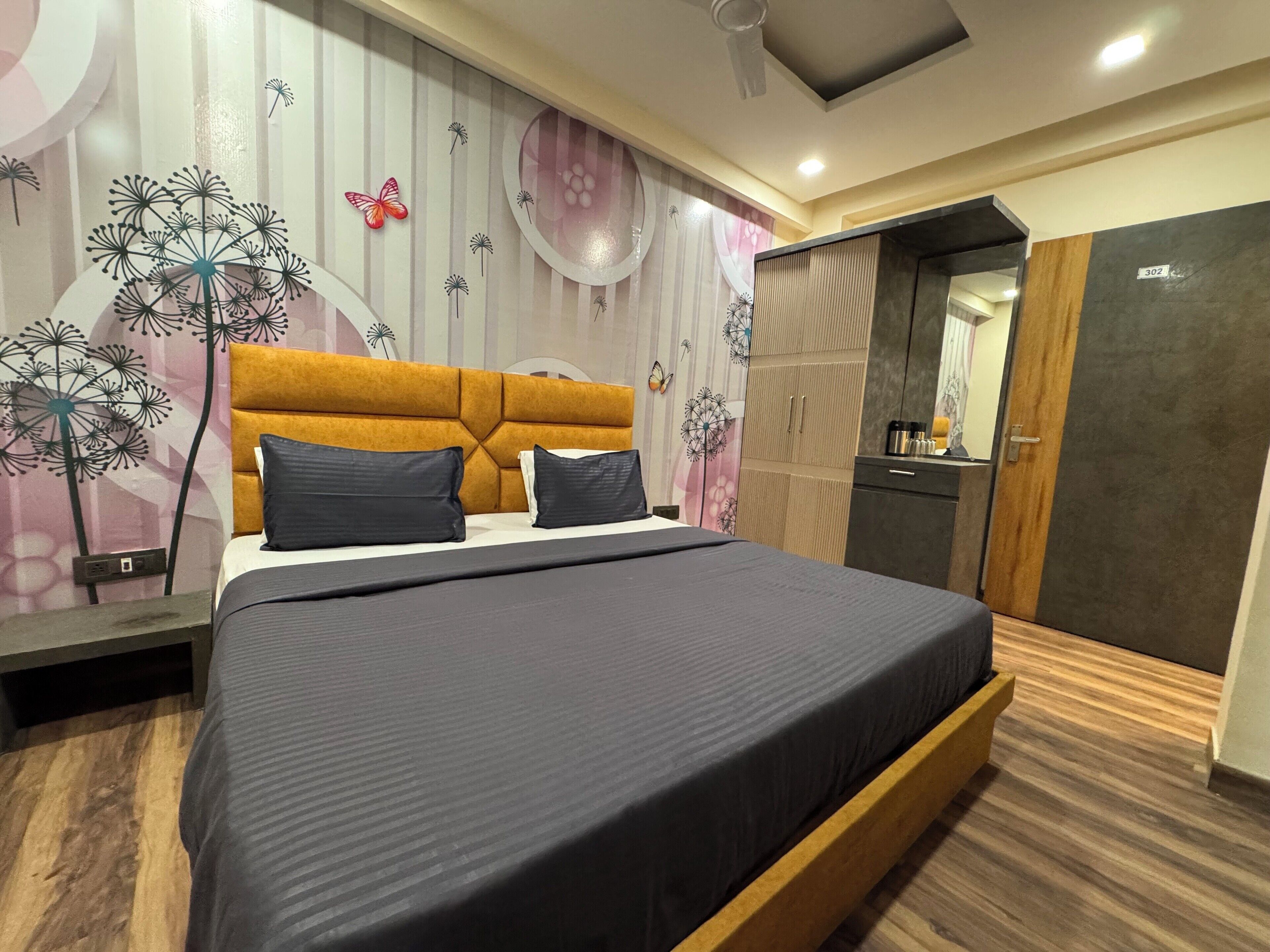 Un dormitorio moderno con una cama grande, un armario y un espejo.