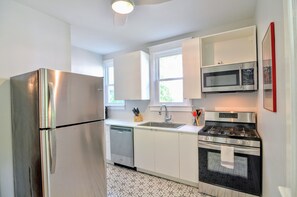 Private kitchen - Charming 2-bedroom house in fantastic Takoma Park with WiFi, AC (Takoma Park)