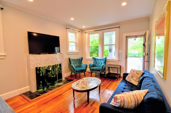 Living area - Charming 2-bedroom house in fantastic Takoma Park with WiFi, AC (Takoma Park)