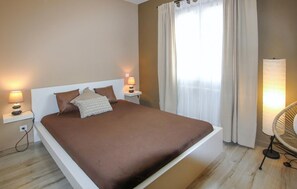 4 chambres, fer et planche à repasser, lit de bébé portatif