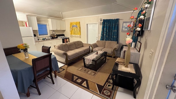 TV - Charming Guest Retreat Cozy Hideaway Near Town/Perfect for a Relaxing Escape (Frederiksted)