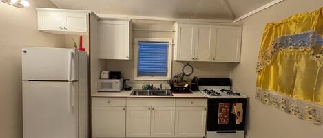 Een koelkast, een magnetron, een oven, een kookplaat