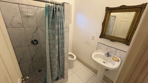 Dusche, Handtücher, Toilettenpapier