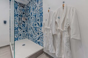 Douche, baignoire à jets, articles de toilette écologiques