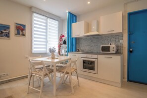 Microwave, oven, stovetop - Santorini Escape ~ Jacuzzi & Relax (Le Havre)