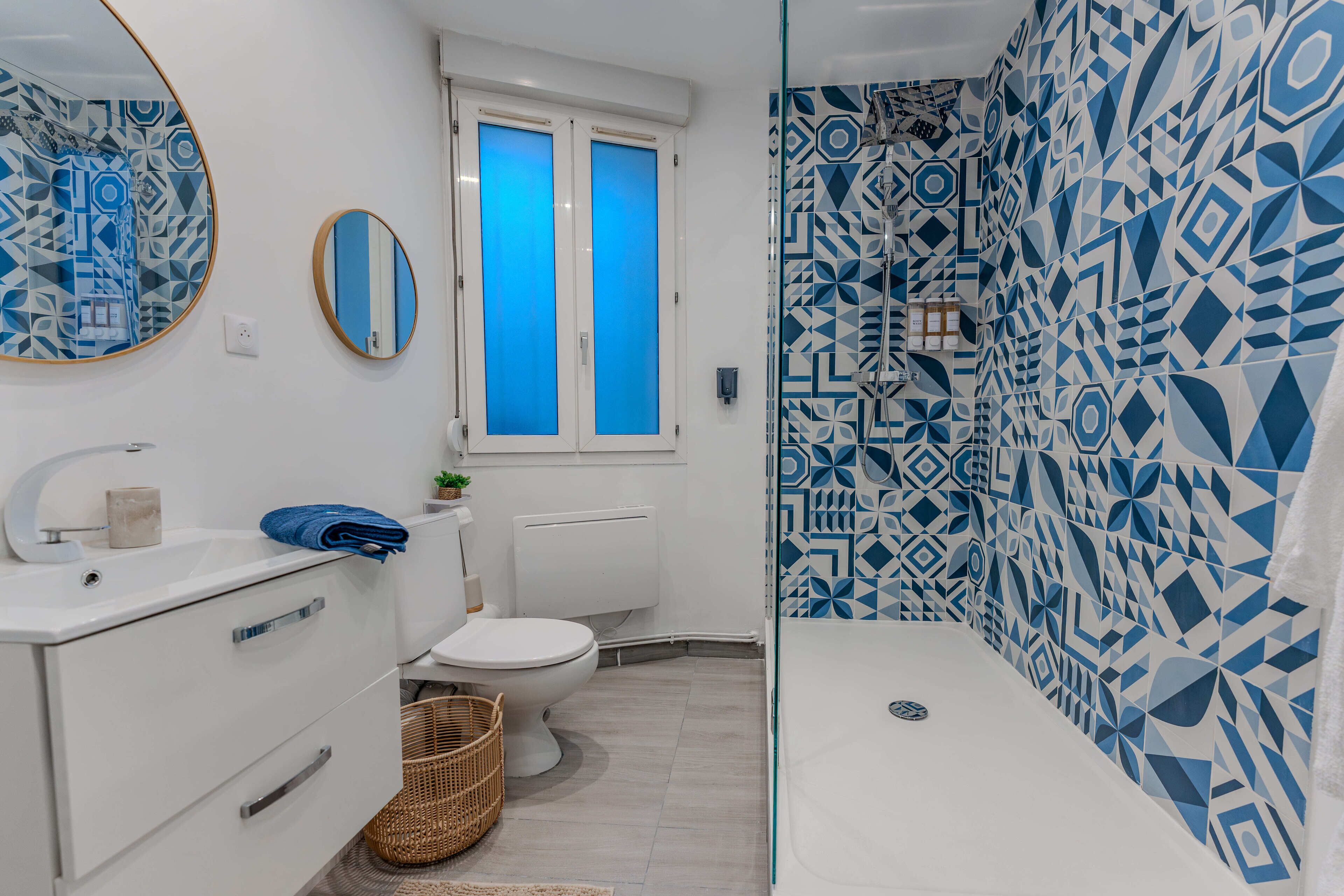 Dusche, Whirlpool, umweltfreundliche Kosmetikartikel, Haartrockner