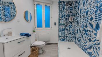 Dusche, Whirlpool, umweltfreundliche Kosmetikartikel, Haartrockner