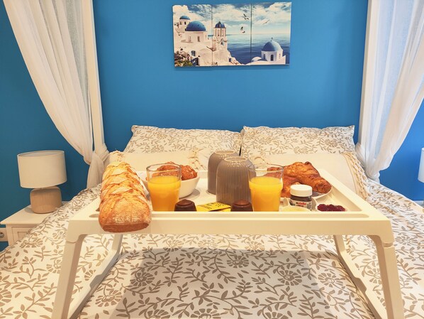 1 bedroom, WiFi, bed sheets - Santorini Escape ~ Jacuzzi & Relax (Le Havre)