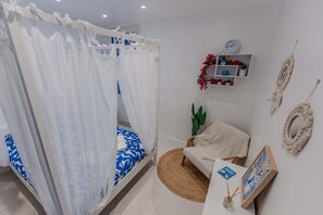 1 bedroom, desk, travel cot, free WiFi - Santorini getaway - Jacuzzi & Cocooning (Le Havre)