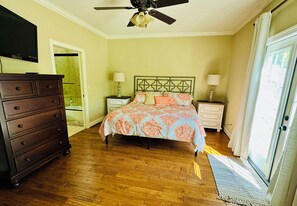 4 sovrum, skrivbord, strykjärn/strykbräda och resesäng