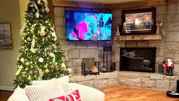 Älytelevisio, takka, pöytätennispöytä, kirjoja