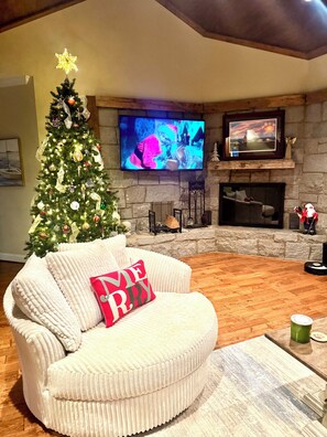 Smart TV, fireplace, ping pong, books - Lake Hartwell Waterfront w/Dock, Gameroom, Firepit, Pets, Clemson & Fenced Yard (Anderson)